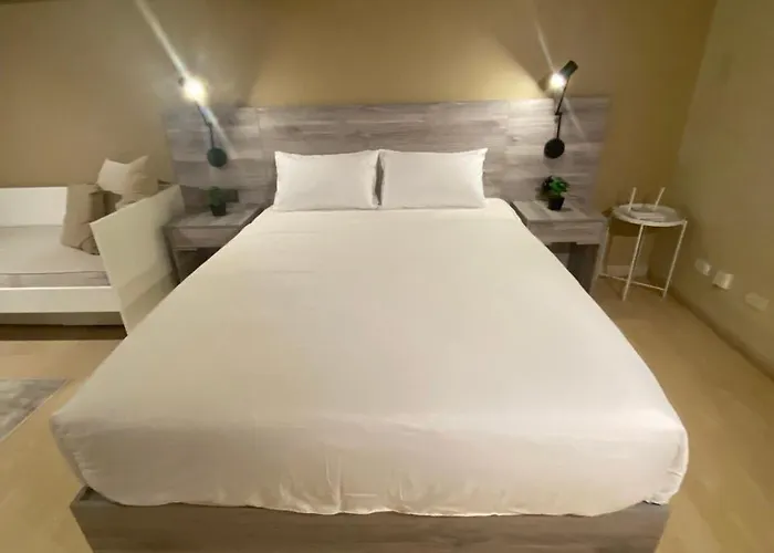 Penthouse Loft Unit With Balcony 3309 Ama Tower Apartment *