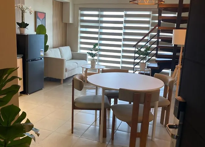 Penthouse Loft Unit With Balcony 3309 Ama Tower