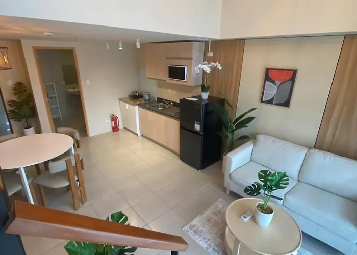 Penthouse Loft Unit With Balcony 3309 Ama Tower Apartment *
