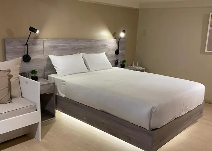 Penthouse Loft Unit With Balcony 3309 Ama Tower Apartment *